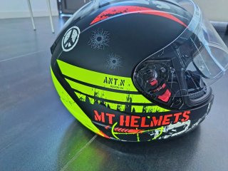 Casco de moto con diseño de calavera
