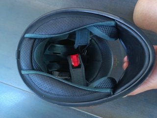 Casco de moto con diseño de calavera