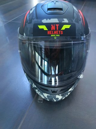 Casco de moto con diseño de calavera