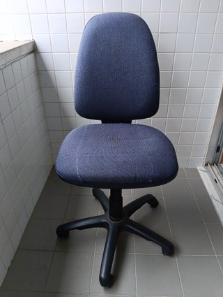 Cadeira de escritório azul e preta