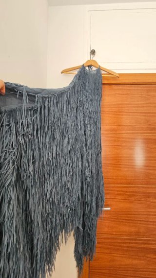 Vestido de fiesta con flecos gris