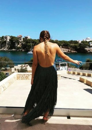 Vestido de fiesta con flecos gris