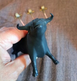 Toro in metallo pesante con spade
