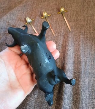 Toro in metallo pesante con spade