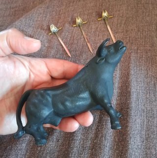Toro in metallo pesante con spade