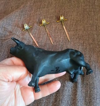 Toro in metallo pesante con spade