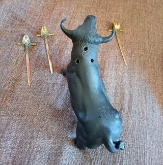 Toro in metallo pesante con spade