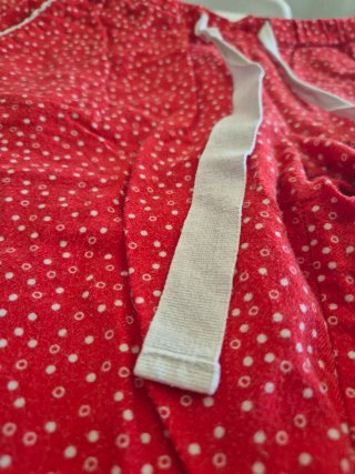 Pantalón pijama rojo con puntos blancos