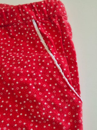 Pantalón pijama rojo con puntos blancos
