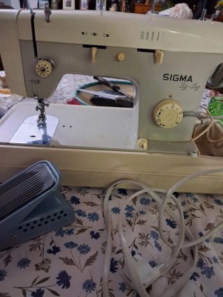 Máquina de coser Sigma Zig-Zag antigua