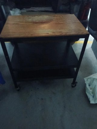 Mesa de hierro y madera con ruedas