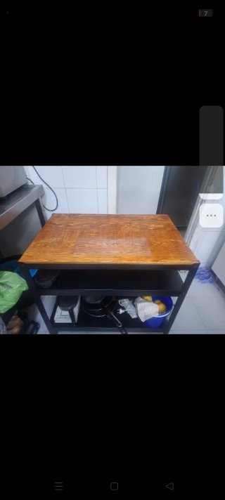 Mesa de hierro y madera con ruedas