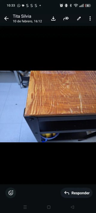 Mesa de hierro y madera con ruedas