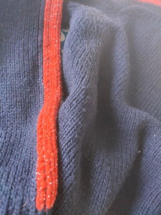 Jersey BSB Jeans cuello alto azul y rojo