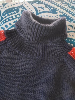 Jersey BSB Jeans cuello alto azul y rojo