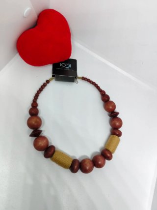 Collar de cuentas de madera