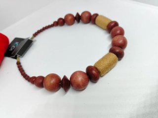 Collar de cuentas de madera