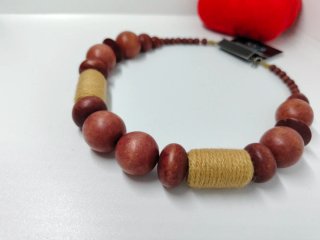 Collar de cuentas de madera