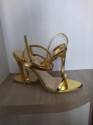Sandalias doradas tacón talla 38, 20€