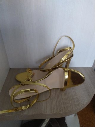 Sandalias doradas tacón talla 38, 20€