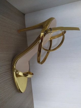 Sandalias doradas tacón talla 38, 20€