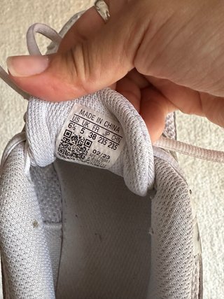 Zapatillas Adidas Blancas y Plateadas