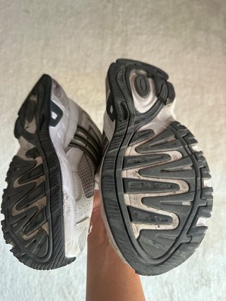 Zapatillas Adidas Blancas y Plateadas