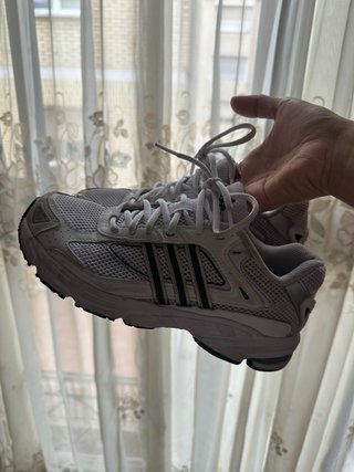 Zapatillas Adidas Blancas y Plateadas