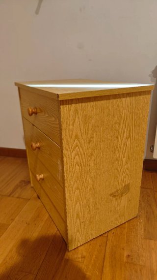 Mesita de noche de madera
