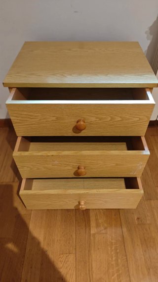 Mesita de noche de madera