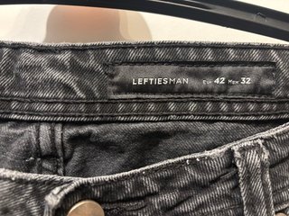 Pantalones cortos vaqueros negros rotos