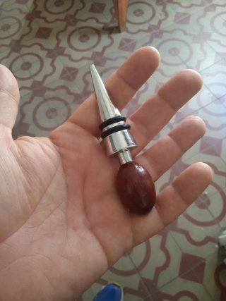 Tapón de vino con diseño de madera