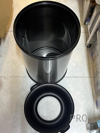 Cubo de basura redondo abierto Amazon Basics