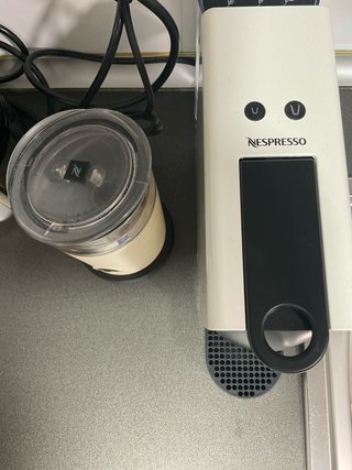 Cafetera Nespresso + Espumador Leche