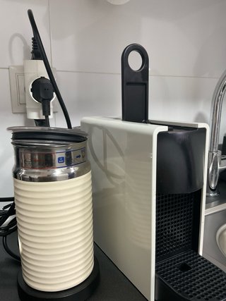Cafetera Nespresso + Espumador Leche