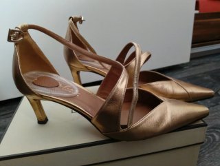 Zapatos dorados Atelier Latouche