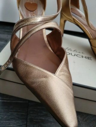 Zapatos dorados Atelier Latouche