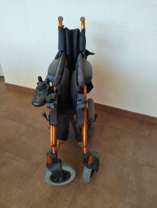 Silla de ruedas ha batería.