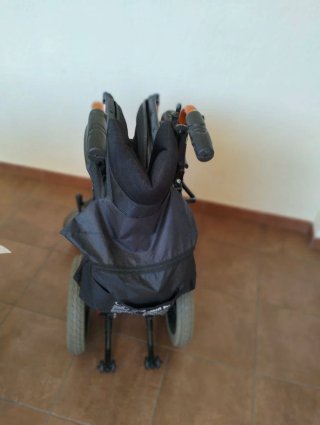 Silla de ruedas ha batería.