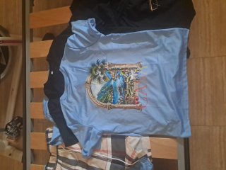 Camiseta azul con estampado tropical