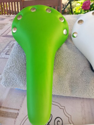 Sella bici bianca o verde con borchie