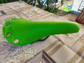 Sella bici bianca o verde con borchie