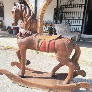 Caballo balancín de madera tallada