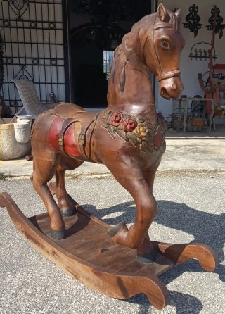 Caballo balancín de madera tallada