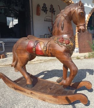 Caballo balancín de madera tallada