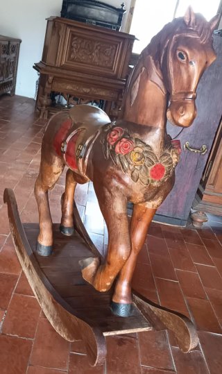 Caballo balancín de madera tallada
