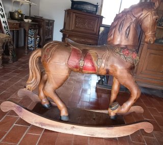 Caballo balancín de madera tallada