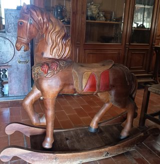 Caballo balancín de madera tallada