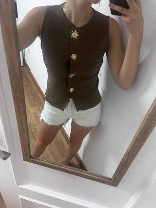 Chaleco marrón con adornos dorados