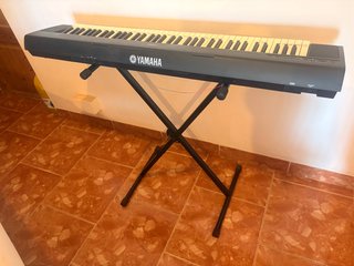 Piano Yamaha portátil con soporte